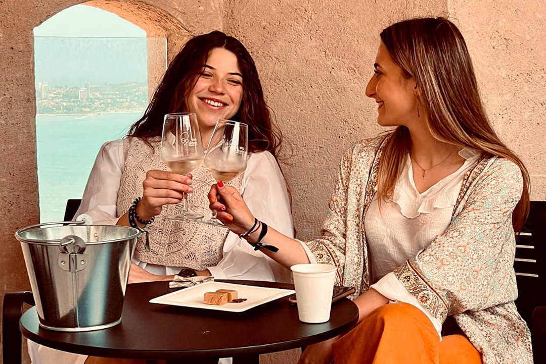 degustacion de vino rosados en el castillo de santa barbara